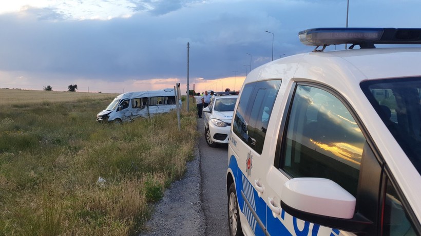 İşçi servisi ile kamyonetin çarpışması sonucu 21 kişi yaralandı - Resim: 5