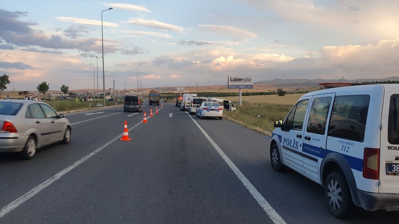 İşçi servisi ile kamyonetin çarpışması sonucu 21 kişi yaralandı - Resim: 2