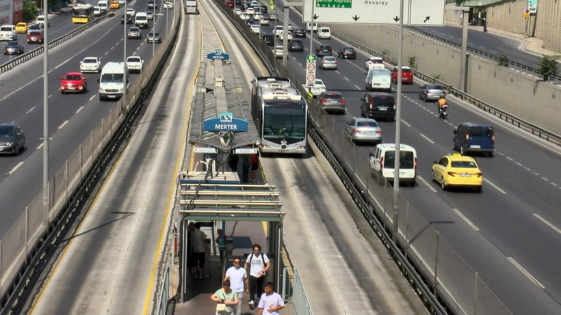 İmamoğlu seçim öncesi İstanbul'u hatırladı! İşe, metrobüs yollarından başladı - Resim: 1