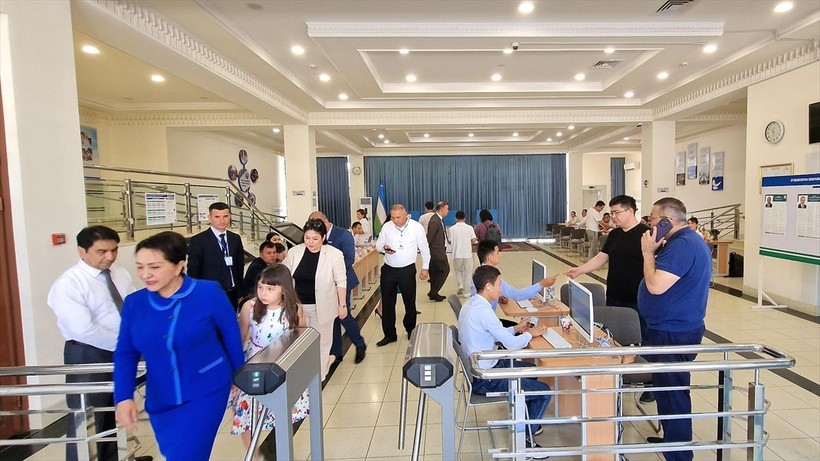 Özbekistan'da cumhurbaşkanlığı erken seçimi için oy kullanma süreci başladı - Resim: 1