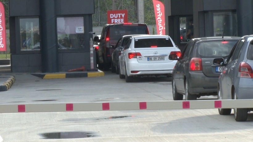 Telefon kayıt harcına zam geldi! Vatandaşlar sınır kapısında uzun kuyruklar oluşturdu - Resim: 3