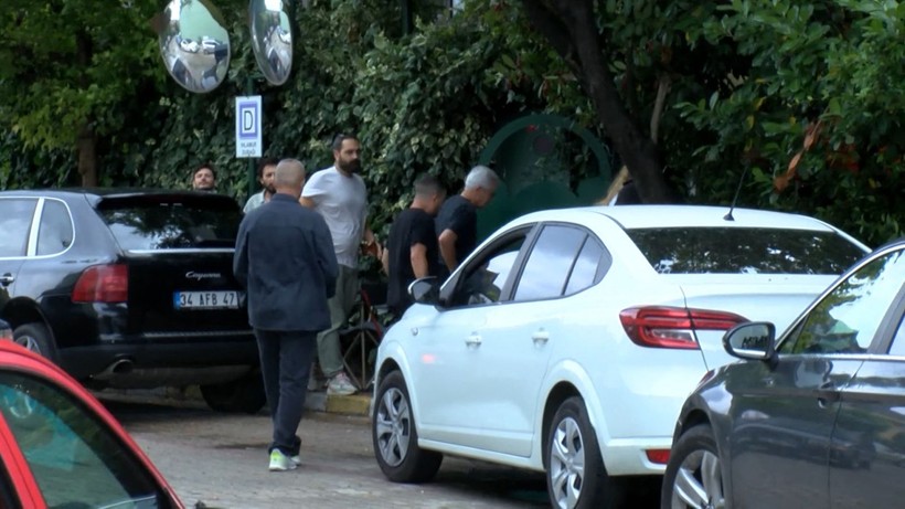Sessizlikleri eleştirilen Zafer Algöz, Cem Yılmaz ve Ozan Güven, Özkan Uğur'un ailesine taziyeye gitti - Resim: 7
