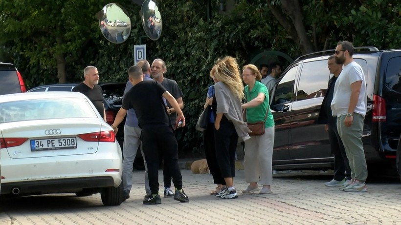 Sessizlikleri eleştirilen Zafer Algöz, Cem Yılmaz ve Ozan Güven, Özkan Uğur'un ailesine taziyeye gitti - Resim: 6