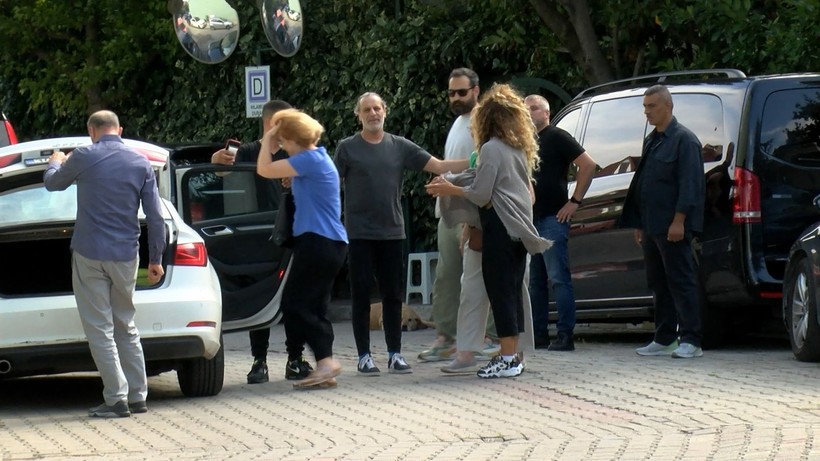 Sessizlikleri eleştirilen Zafer Algöz, Cem Yılmaz ve Ozan Güven, Özkan Uğur'un ailesine taziyeye gitti - Resim: 5