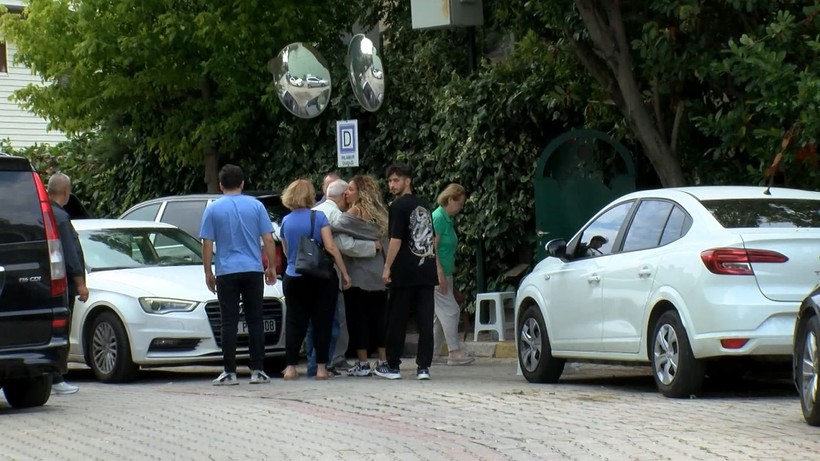 Sessizlikleri eleştirilen Zafer Algöz, Cem Yılmaz ve Ozan Güven, Özkan Uğur'un ailesine taziyeye gitti - Resim: 9