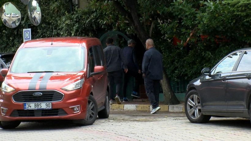 Sessizlikleri eleştirilen Zafer Algöz, Cem Yılmaz ve Ozan Güven, Özkan Uğur'un ailesine taziyeye gitti - Resim: 8