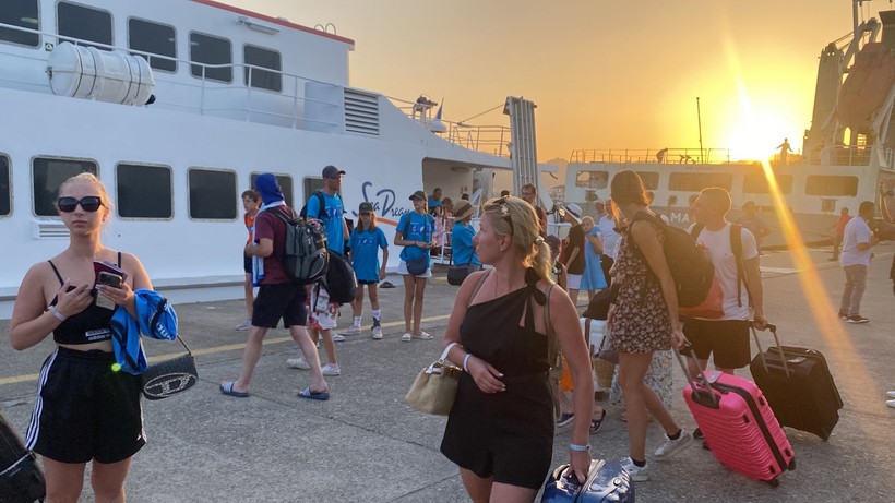 Rodos’taki yangından kaçan turistler sahillerde yardım bekliyor - Resim: 7