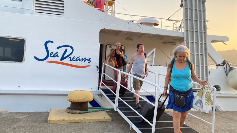 Rodos’taki yangından kaçan turistler sahillerde yardım bekliyor - Resim: 9