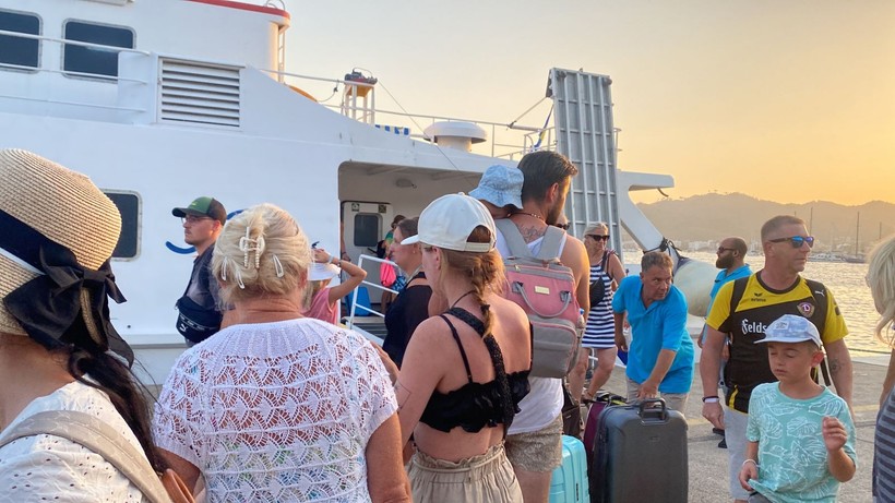 Rodos’taki yangından kaçan turistler sahillerde yardım bekliyor - Resim: 10