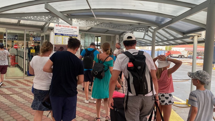 Rodos’taki yangından kaçan turistler sahillerde yardım bekliyor - Resim: 11