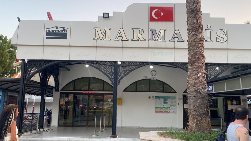 Rodos’taki yangından kaçan turistler sahillerde yardım bekliyor - Resim: 12