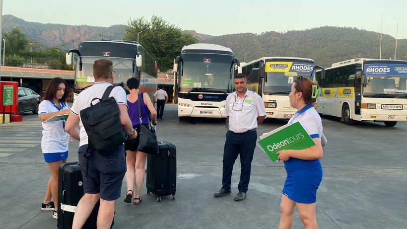 Rodos’taki yangından kaçan turistler sahillerde yardım bekliyor - Resim: 13