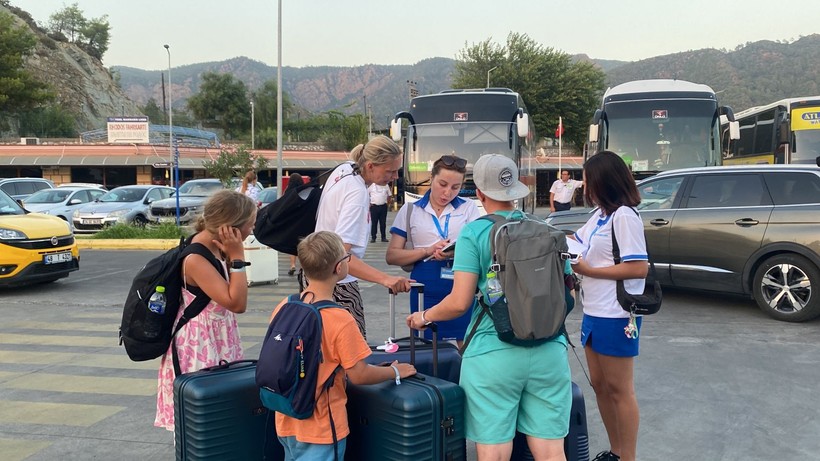 Rodos’taki yangından kaçan turistler sahillerde yardım bekliyor - Resim: 14