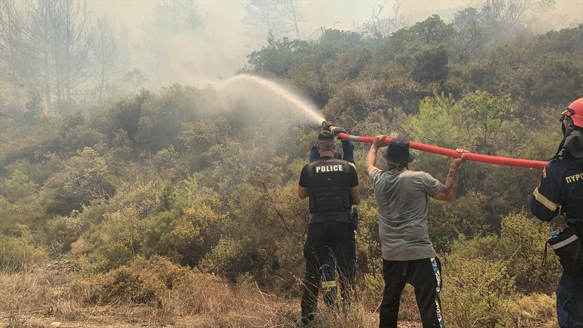Yunanistan'da yangınlar devam ediyor: Mühimmat deposu patladı! - Resim: 15