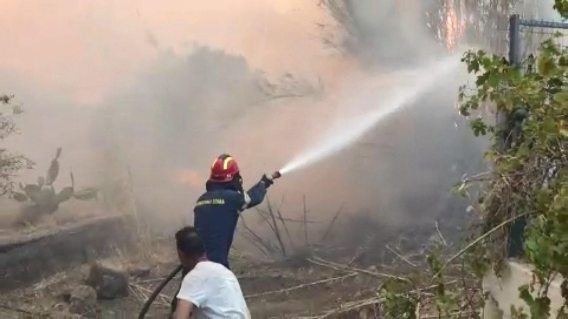 Yunanistan'da yangınlar devam ediyor: Mühimmat deposu patladı! - Resim: 24