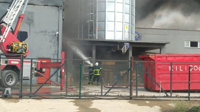 Bursa'da iplik fabrikasında yangın! Uzun müdahaleler sonucu kontrol altına alındı - Resim: 3