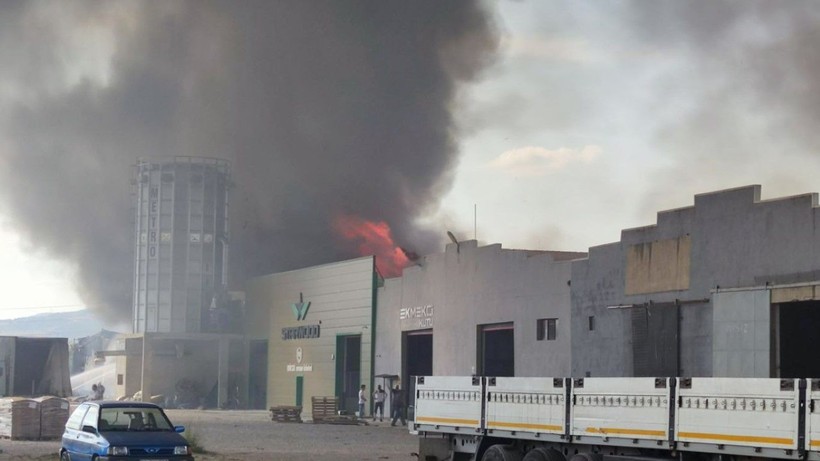 Bursa'da iplik fabrikasında yangın! Uzun müdahaleler sonucu kontrol altına alındı - Resim: 4
