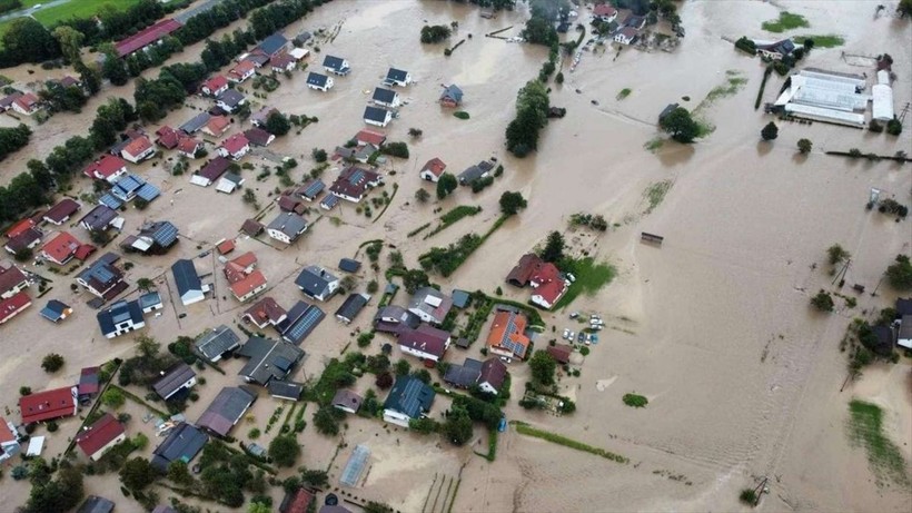 Slovenya'daki yaşanan sel afetinde bir kişi hayatını kaybetti - Resim: 15
