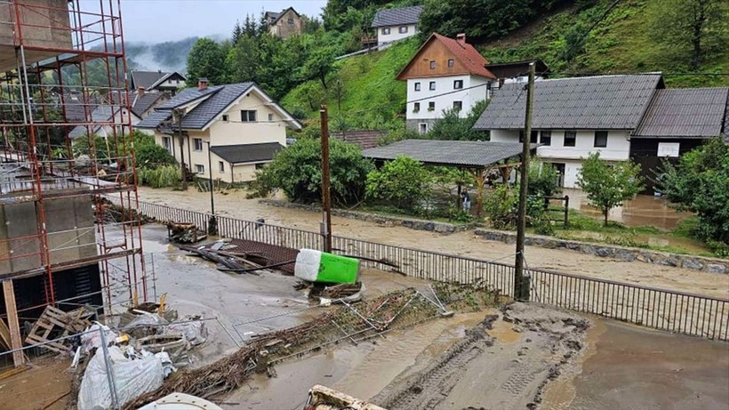 Slovenya'daki yaşanan sel afetinde bir kişi hayatını kaybetti - Resim: 16