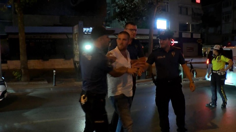 Sarhoşların Bağdat Caddesi'ndeki polise şovu ters kelepçe ile bitti - Resim: 1