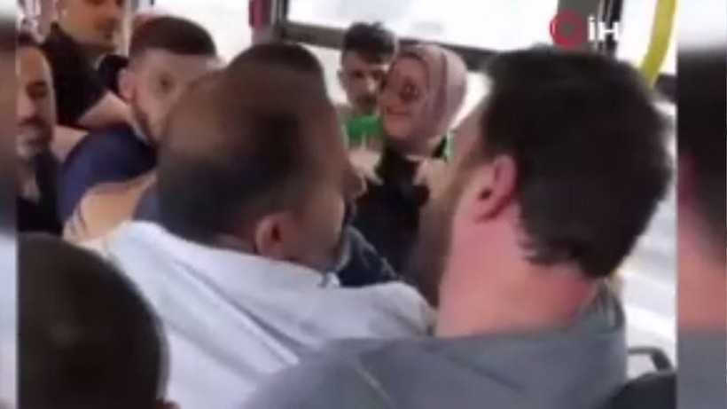 Metrobüste ortalık karıştı! Tıklım tıklım metrobüste birbirlerine uçan tekme attılar - Resim: 1