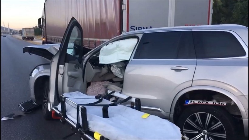 Son Dakika: Ünlü şarkıcı Tan Taşçı trafik kazası geçirdi! Volvo marka cipin son hali kazanın boyutunu gözler önüne serdi - Resim: 12