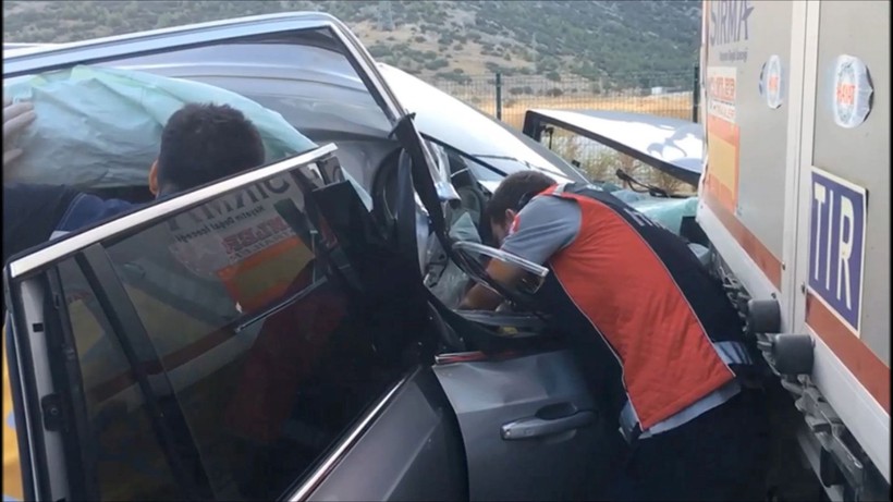 Son Dakika: Ünlü şarkıcı Tan Taşçı trafik kazası geçirdi! Volvo marka cipin son hali kazanın boyutunu gözler önüne serdi - Resim: 14