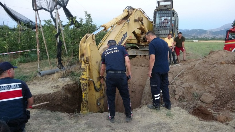 5 saat süren mücadele! 2 yaşındaki Yamaç 10 metrelik kuyudan kurtarıldı - Resim: 1
