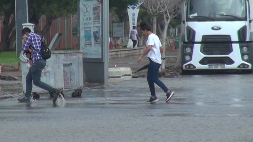 Hatay'da şiddetli yağış sırasında ağır hasarlı 2 katlı bina çöktü - Resim: 13