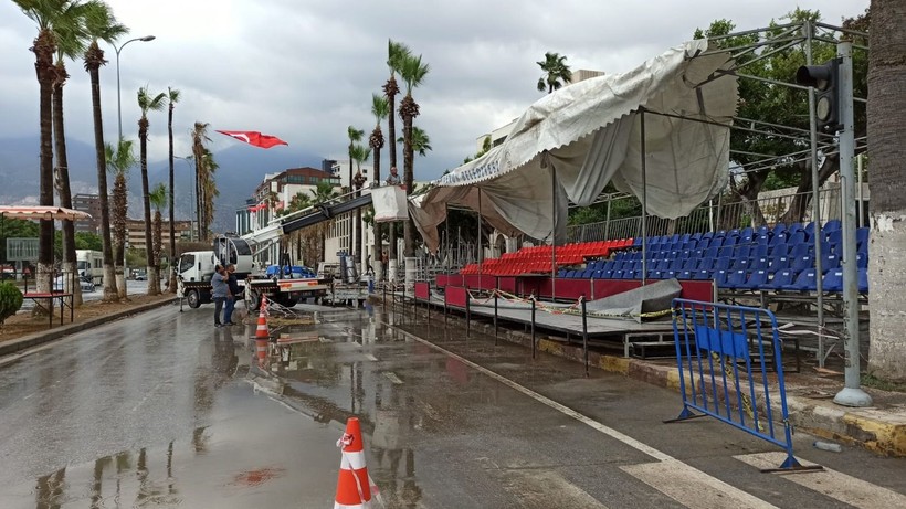 Hatay'da şiddetli yağış sırasında ağır hasarlı 2 katlı bina çöktü - Resim: 9