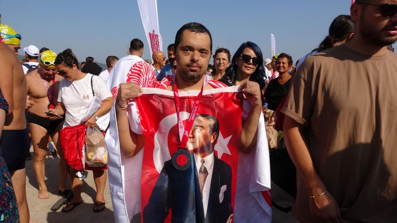 Down sendromlu milli yüzücü Hasan Gökhan Kotan, boğazı yüzerek geçti - Resim: 1