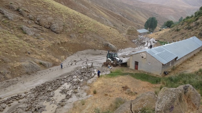 Hakkari'de yağışın olmadığı köyü, yayladan gelen su bastı - Resim: 2