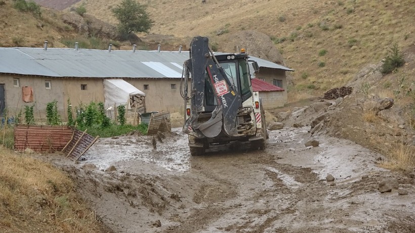 Hakkari'de yağışın olmadığı köyü, yayladan gelen su bastı - Resim: 3