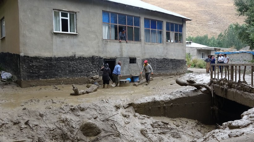 Hakkari'de yağışın olmadığı köyü, yayladan gelen su bastı - Resim: 7