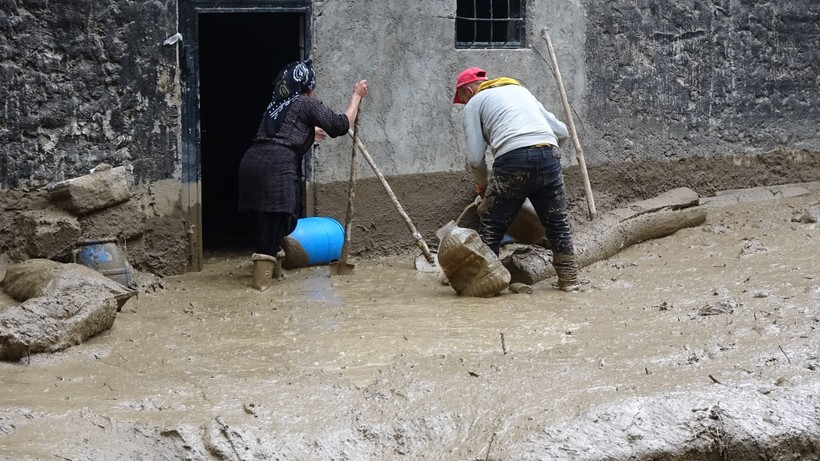Hakkari'de yağışın olmadığı köyü, yayladan gelen su bastı - Resim: 9