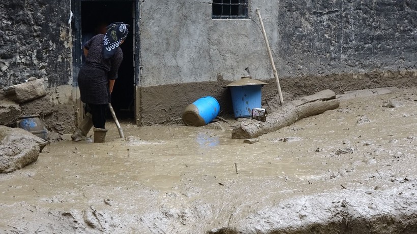 Hakkari'de yağışın olmadığı köyü, yayladan gelen su bastı - Resim: 8
