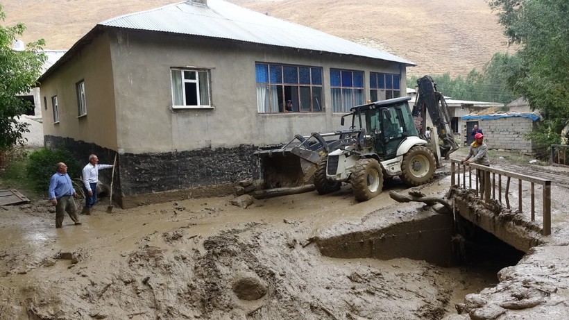 Hakkari'de yağışın olmadığı köyü, yayladan gelen su bastı - Resim: 4