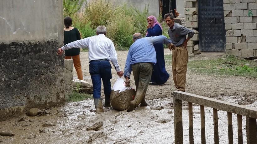 Hakkari'de yağışın olmadığı köyü, yayladan gelen su bastı - Resim: 6