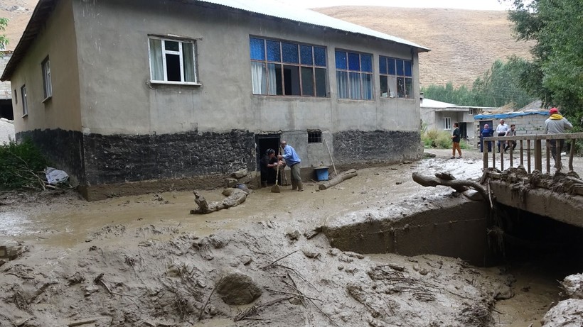 Hakkari'de yağışın olmadığı köyü, yayladan gelen su bastı - Resim: 10