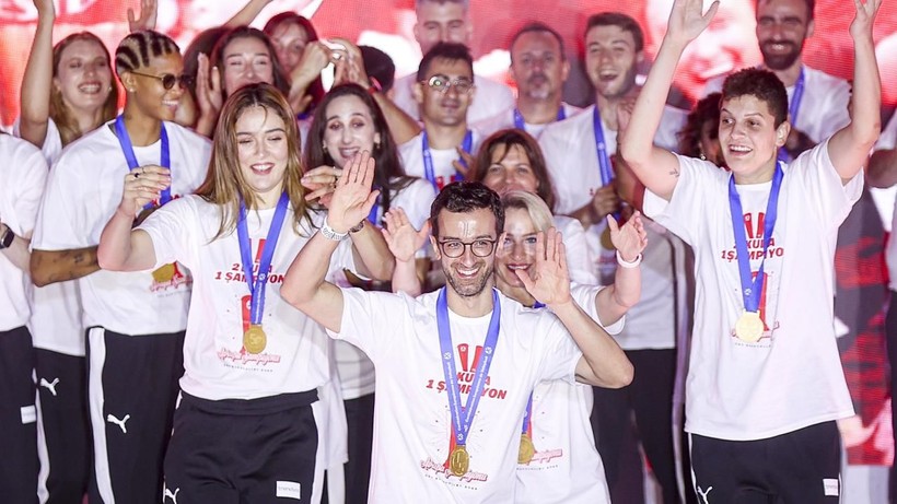 Galataport'ta şampiyonluk kutlaması! Filenin Sultanları tarihi zaferi vatandaşlarla kutladı - Resim: 1