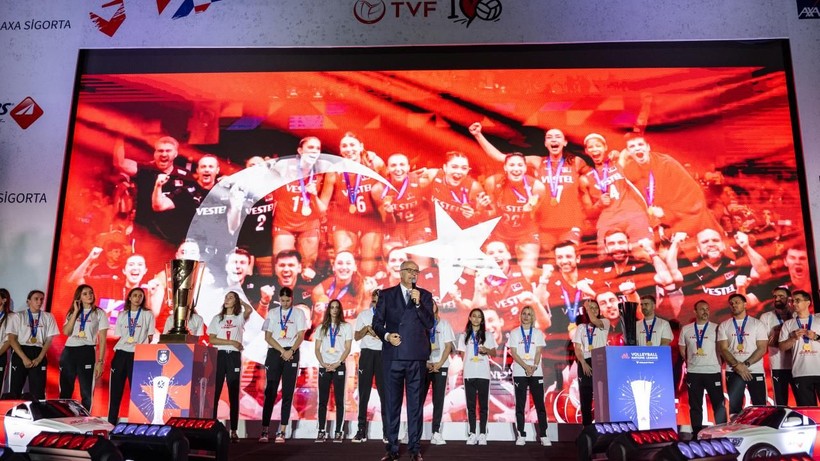 Galataport'ta şampiyonluk kutlaması! Filenin Sultanları tarihi zaferi vatandaşlarla kutladı - Resim: 11
