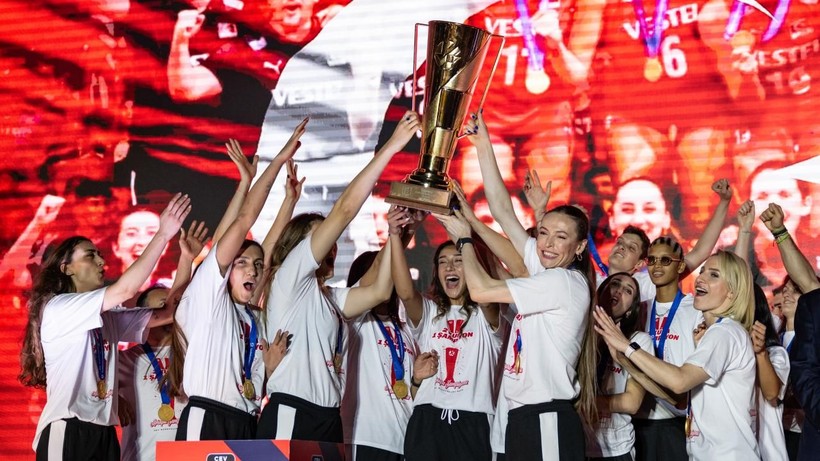Galataport'ta şampiyonluk kutlaması! Filenin Sultanları tarihi zaferi vatandaşlarla kutladı - Resim: 12