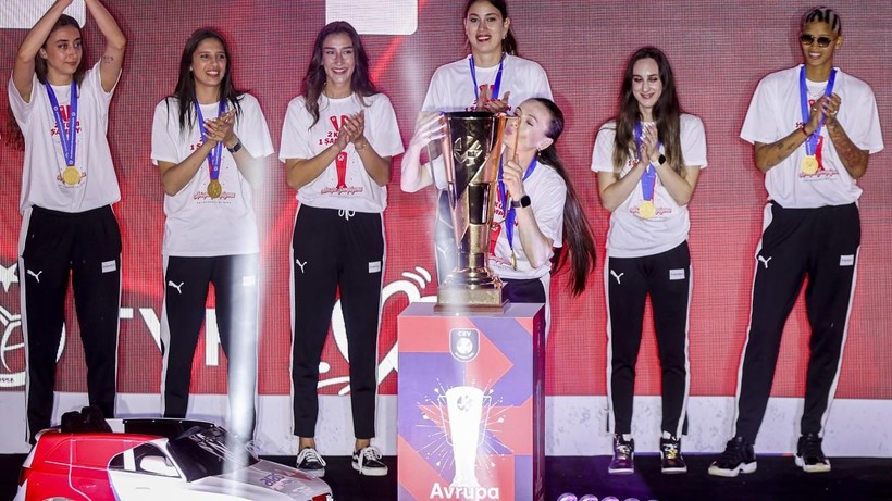 Galataport'ta şampiyonluk kutlaması! Filenin Sultanları tarihi zaferi vatandaşlarla kutladı - Resim: 18