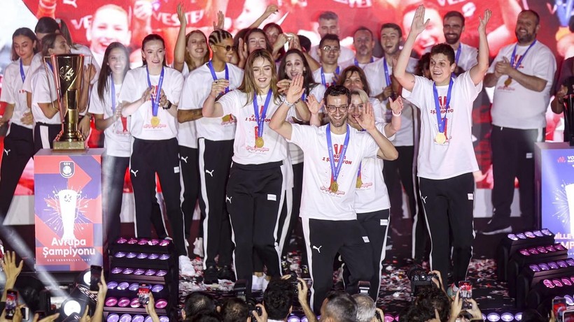 Galataport'ta şampiyonluk kutlaması! Filenin Sultanları tarihi zaferi vatandaşlarla kutladı - Resim: 4
