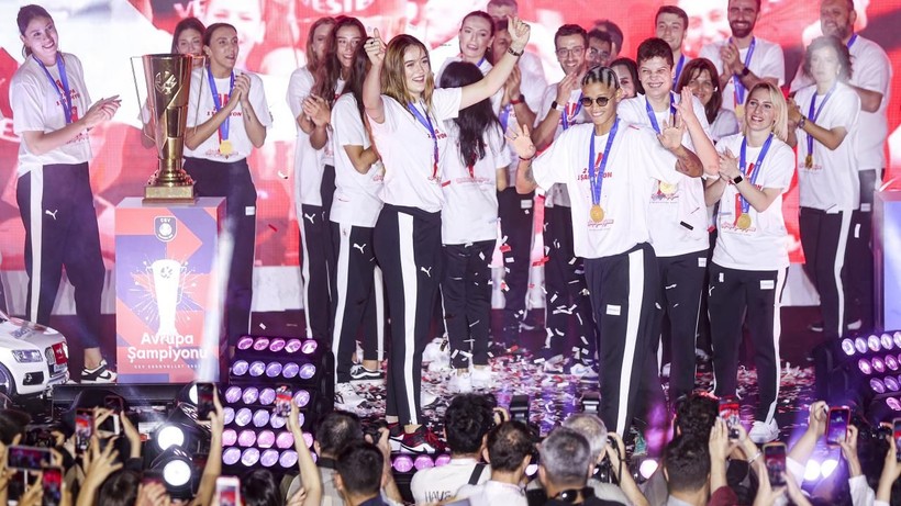 Galataport'ta şampiyonluk kutlaması! Filenin Sultanları tarihi zaferi vatandaşlarla kutladı - Resim: 8