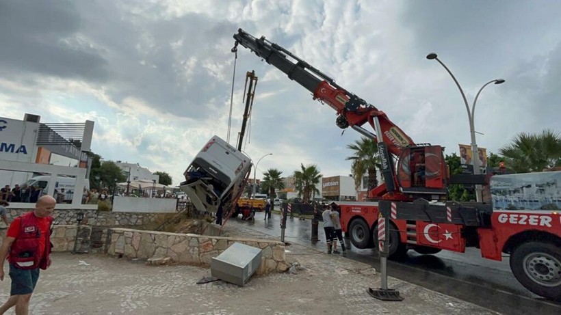 Bodrum'da can pazarı! Midibüs dere yatağına düştü! Çok sayıda yaralı - Resim: 7