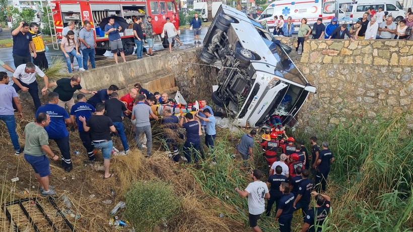 Bodrum'da can pazarı! Midibüs dere yatağına düştü! Çok sayıda yaralı - Resim: 12