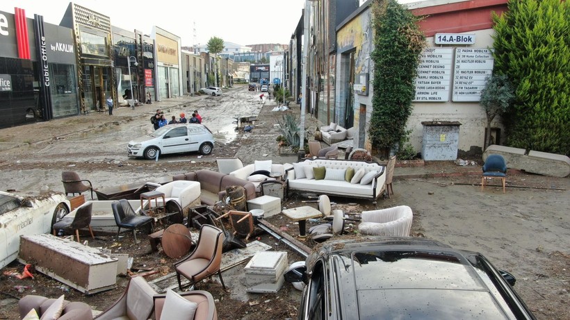 İstanbul'da selin bıraktığı hasar gün ışıyınca ortaya çıktı! Mobilyacılar sitesindeki hasar havadan görüntülendi - Resim: 13