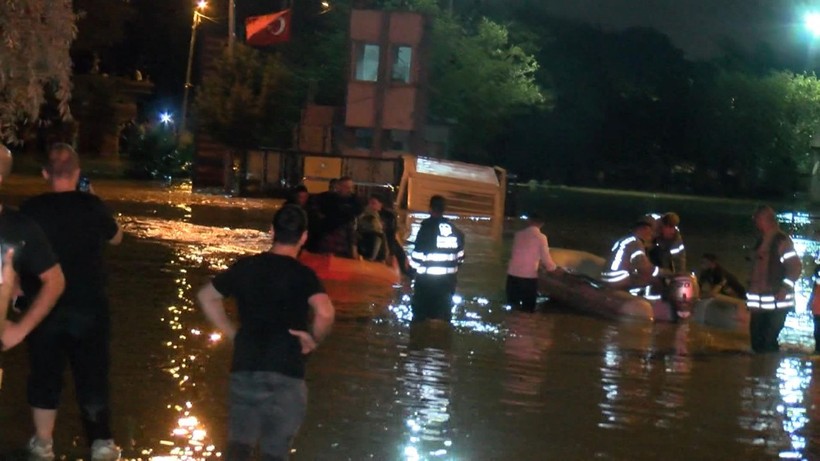 İstanbul'u vuran sel felaketinin ardından yeni uyarı! Meteoroloji İstanbul'da yağış için saat verdi! 6 Eylül il il hava durumu - Resim: 2