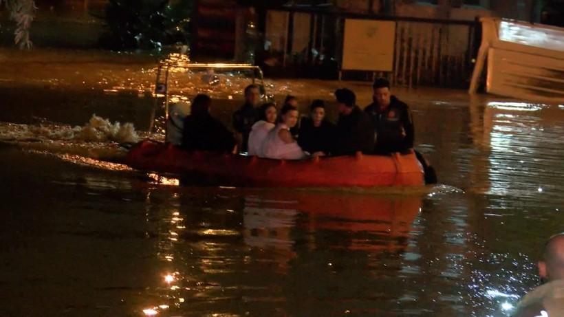 İstanbul'u vuran sel felaketinin ardından yeni uyarı! Meteoroloji İstanbul'da yağış için saat verdi! 6 Eylül il il hava durumu - Resim: 1